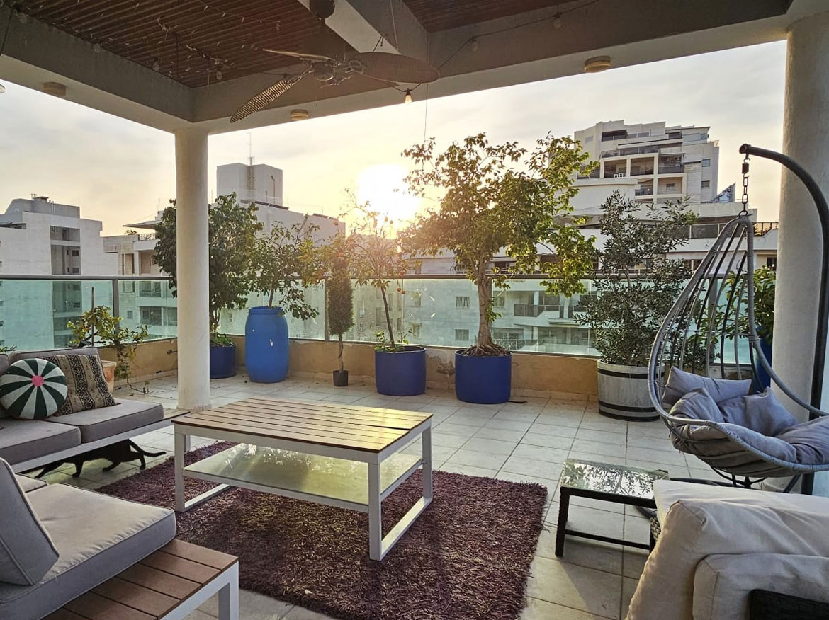 פנטהאוז למכירה בהוד השרון מפלס אחד בלב שכונת מגדיאל | קציר נכסים ייעוץ ותיווך נדל"ן